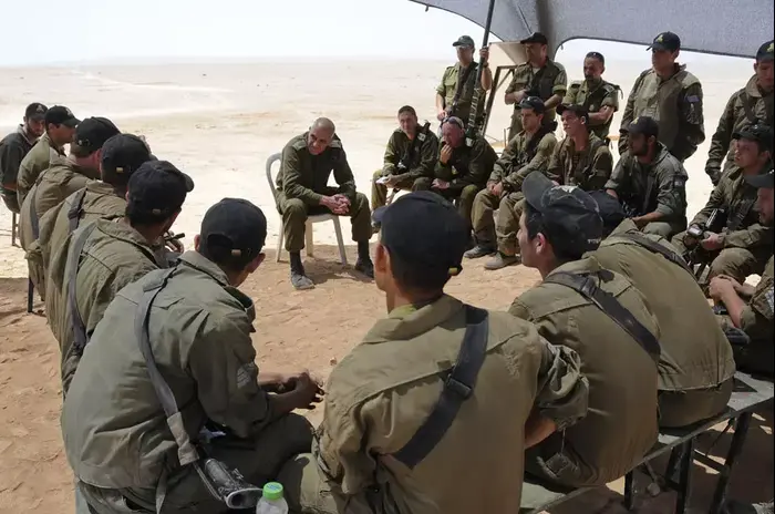מפקד זרוע היבשה, האלוף סמי תורג'מן (יח"צ , בטאון ביבשה) מפקד זרוע היבשה, האלוף סמי תורג'מן (יח"צ , בטאון ביבשה)
