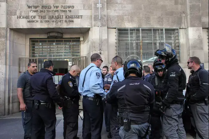 חיפושים בירושלים אחר שי כהן, האסיר סרבן הגט שנמלט היום מבית המשפט בעיר, מרץ 2013 (יואב דודקביץ') חיפושים בירושלים אחר שי כהן, האסיר סרבן הגט שנמלט היום מבית המשפט בעיר, מרץ 2013 (יואב דודקביץ')