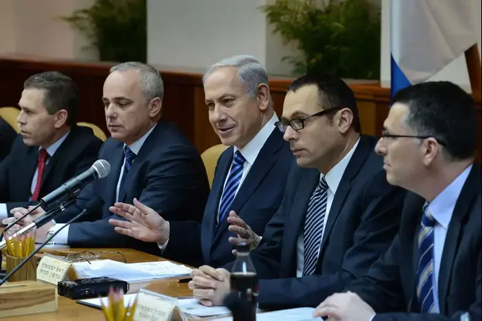 ראש הממשלה בנימין נתניהו בישיבת הממשלה הראשונה לאחר השבעת הממשלה ה-33, מרץ 2013 (יח"צ , קובי גדעון, לע"מ) ראש הממשלה בנימין נתניהו בישיבת הממשלה הראשונה לאחר השבעת הממשלה ה-33, מרץ 2013 (יח"צ , קובי גדעון, לע"מ)