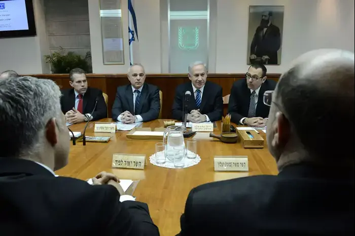 ראש הממשלה בנימין נתניהו בישיבת הממשלה הראשונה לאחר השבעת הממשלה ה-33, מרץ 2013 (יח"צ , קובי גדעון, לע"מ) ראש הממשלה בנימין נתניהו בישיבת הממשלה הראשונה לאחר השבעת הממשלה ה-33, מרץ 2013 (יח"צ , קובי גדעון, לע"מ)