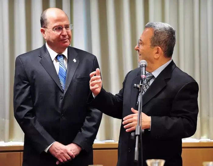 שר הביטחון היוצא, אהוד ברק, ושר הביטחון הנכנס, משה (בוגי) יעלון, מהרמת כוסית בקריה, ת"א, מרץ 2013 (משרד הביטחון , אריאל חרמוני) שר הביטחון היוצא, אהוד ברק, ושר הביטחון הנכנס, משה (בוגי) יעלון, מהרמת כוסית בקריה, ת"א, מרץ 2013 (משרד הביטחון , אריאל חרמוני)