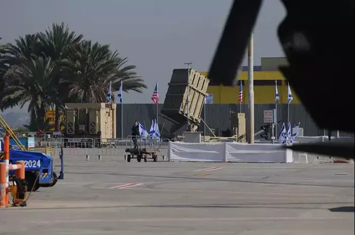 כיפת ברזל הוצבה בנתב"ג לכבוד הגעת ברק אובמה, מרץ 2013 (בן קלמר) כיפת ברזל הוצבה בנתב"ג לכבוד הגעת ברק אובמה, מרץ 2013 (בן קלמר)