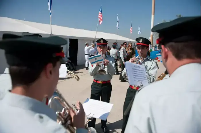 מחכים לברק אובמה בנתב"ג , מרץ 2013 (בן קלמר) מחכים לברק אובמה בנתב"ג , מרץ 2013 (בן קלמר)
