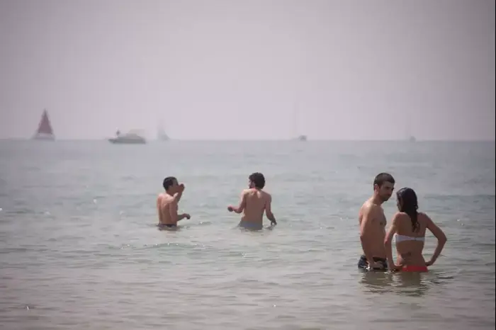 מתרחצים בחוף הרצליה דרום, 26 במרץ 2013 (דרור עינב) מתרחצים בחוף הרצליה דרום, 26 במרץ 2013 (דרור עינב)