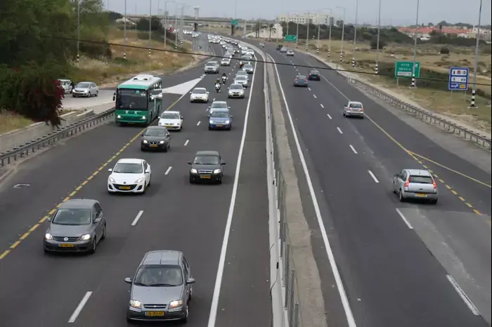 עומסי תנועה בכביש החוף לאחר הפסח (שלומי גבאי) עומסי תנועה בכביש החוף לאחר הפסח (שלומי גבאי)