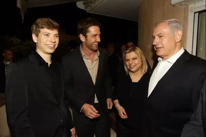 בנימין נתניהו, שרה נתניהו, ג'רארד באטלר, יאיר נתניהו (יח"צ , בת כהן שרון כתב) בנימין נתניהו, שרה נתניהו, ג'רארד באטלר, יאיר נתניהו (יח"צ , בת כהן שרון כתב)