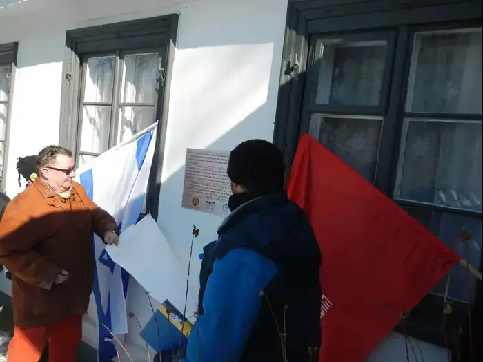חברי משלחת הנוער העובד והלומד חונכים שלט בקיבוץ ההכשרה צ'רניאקוב שבוורשה, פולין, מרץ 2013 (יח"צ , הנוער העובד והלומד) חברי משלחת הנוער העובד והלומד חונכים שלט בקיבוץ ההכשרה צ'רניאקוב שבוורשה, פולין, מרץ 2013 (יח"צ , הנוער העובד והלומד)