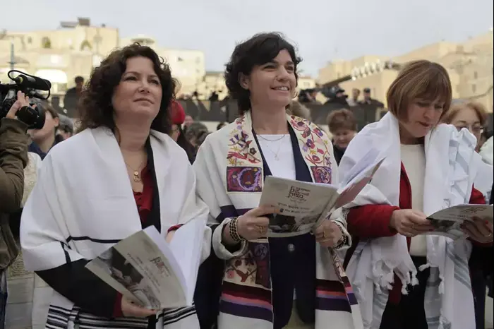 תמר זנדברג ומיכל רוזין בתפילת נשות הכותל, אפריל 2013 (טלי מאייר ) תמר זנדברג ומיכל רוזין בתפילת נשות הכותל, אפריל 2013 (טלי מאייר )