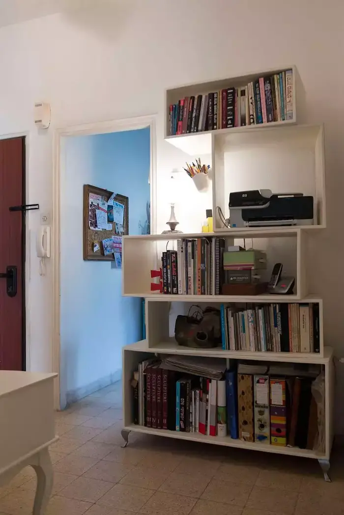 יחידת מדפים לספרים שעיצבה הדיירת (נמרוד סונדרס)