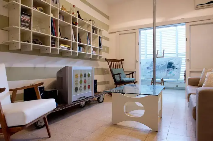 סלון ובמרכזו עמוד (נמרוד סונדרס)