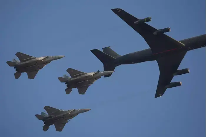 מטוס בואינג 707 של חיל האוויר מתדלק מטוסי F-15 (AP) מטוס בואינג 707 של חיל האוויר מתדלק מטוסי F-15 (AP)