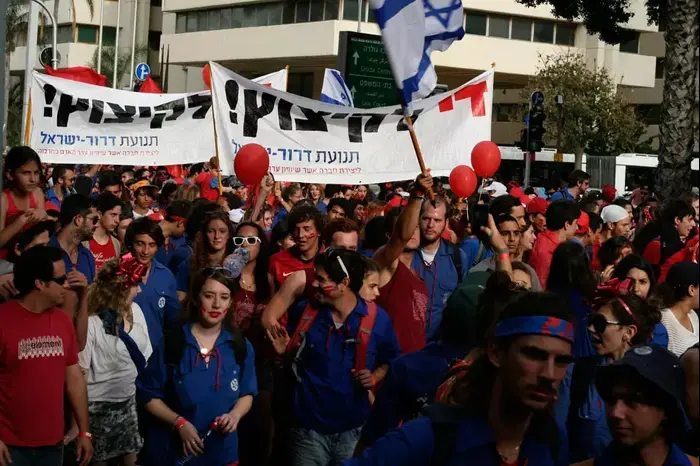 צעדת האחד במאי בתל אביב. אפריל 2013 (יח"צ , יעקב אביד, הסתדרות הנוער העובד והלומד) צעדת האחד במאי בתל אביב. אפריל 2013 (יח"צ , יעקב אביד, הסתדרות הנוער העובד והלומד)