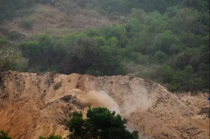 פיצוץ מבוקר של פצצה ממלחמת העולם השנייה ליד שדה דב, אפריל 2013 (בן קלמר) פיצוץ מבוקר של פצצה ממלחמת העולם השנייה ליד שדה דב, אפריל 2013 (בן קלמר)