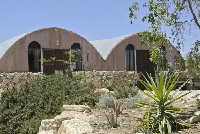 חוות נחל בוקר, בית היין, חוות בודדים (יח"צ , משה זהר)