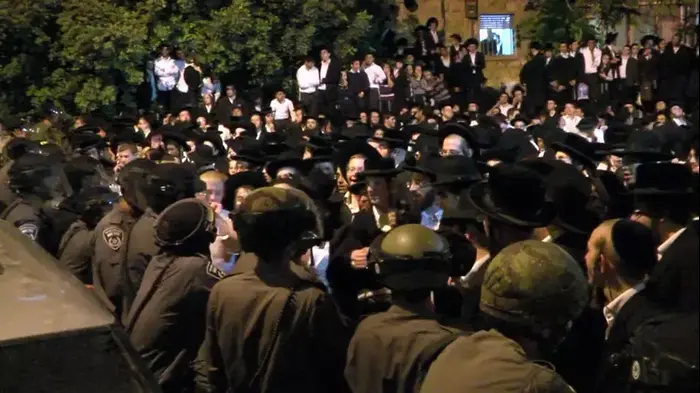 אלפי חרדים השתתפו בהפגנה נגד הגיוס (עומר מירון) אלפי חרדים השתתפו בהפגנה נגד הגיוס (עומר מירון)