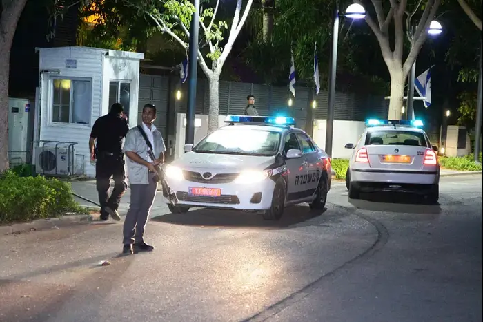 הפגנות מחאה חברתית מול בית ראש הממשלה בקיסריה, 18 מאי 2013 (שלומי גבאי) הפגנות מחאה חברתית מול בית ראש הממשלה בקיסריה, 18 מאי 2013 (שלומי גבאי)