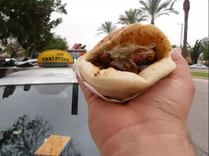 המונה טועם פלאפל טעם החיים (יח"צ , רובי רובין) המונה טועם פלאפל טעם החיים (יח"צ , רובי רובין)