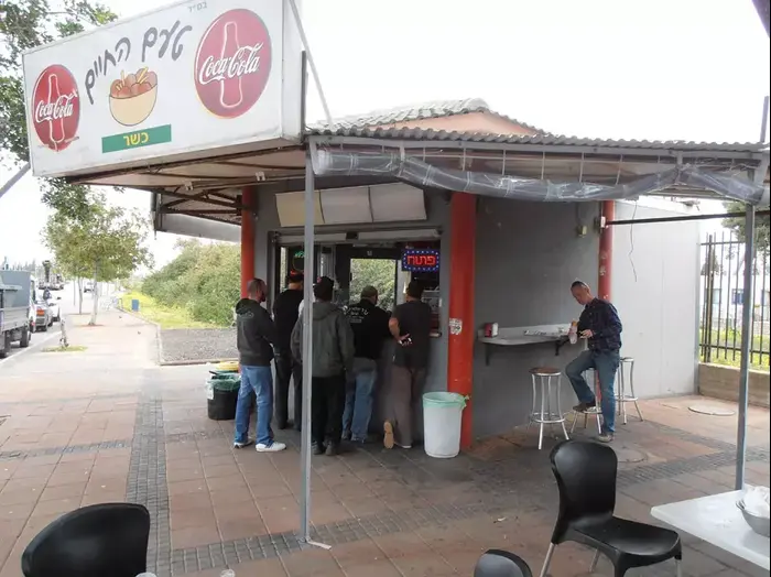 המונה טועם פלאפל טעם החיים (יח"צ , צילום: רובי רובין) המונה טועם פלאפל טעם החיים (יח"צ , צילום: רובי רובין)