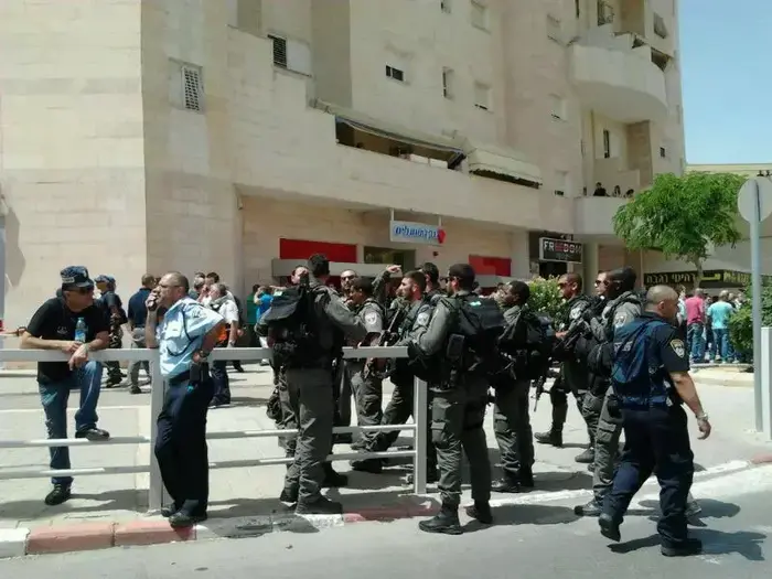 5 הרוגים ופצוע קשה באירוע ירי בבנק הפועלים, ב"ש. מאי 2013 (חדשות 24) 5 הרוגים ופצוע קשה באירוע ירי בבנק הפועלים, ב"ש. מאי 2013 (חדשות 24)