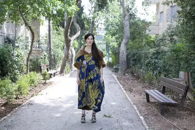 אלזה לסקר שילר. מעצבת: אלמביקה מציגה: צרויה שלו, סופרת (יח"צ) אלזה לסקר שילר. מעצבת: אלמביקה מציגה: צרויה שלו, סופרת (יח"צ)