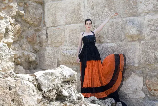 שלומציון המלכה. מעצבת: רזיאלה גרשון מציגה: רננה רז, כוריאוגרפית ורקדנית (יח"צ) שלומציון המלכה. מעצבת: רזיאלה גרשון מציגה: רננה רז, כוריאוגרפית ורקדנית (יח"צ)