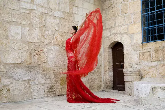 הקיסרית הלנה. מעצבת: ליהי הוד מציגה: רונה-לי שמעון, רקדנית (יח"צ) הקיסרית הלנה. מעצבת: ליהי הוד מציגה: רונה-לי שמעון, רקדנית (יח"צ)