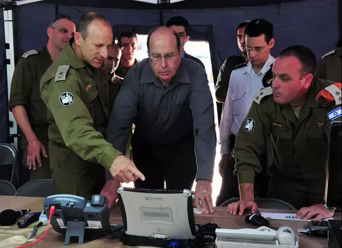 נושא: שר הביטחון משה (בוגי) יעלון בביקורו בבסיס פיקוד העורף ברמלה במסגרת תרגיל נקודת מפנה 7. מאי 2013 (משרד הביטחון , צילום: אריאל חרמוני) נושא: שר הביטחון משה (בוגי) יעלון בביקורו בבסיס פיקוד העורף ברמלה במסגרת תרגיל נקודת מפנה 7. מאי 2013 (משרד הביטחון , צילום: אריאל חרמוני)