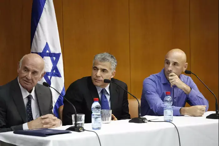 שר האוצר יאיר לפיד, יעקב פרי, ועופר שלח במסע"ת, מאי 2013 (יואב דודקביץ')