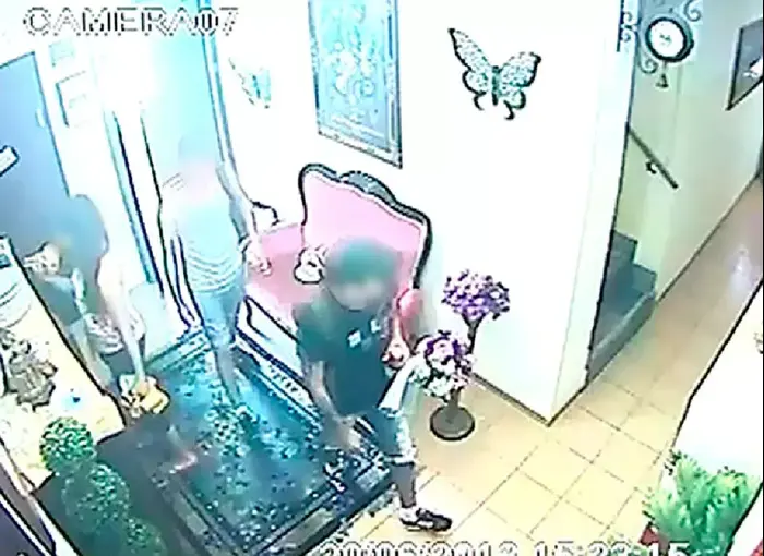 עד המדינה בפרשת הבר-נוער כפי שנקלט במצלמות האבטחה במלון לואי בחיפה (צילום מסך , באדיבות ערוץ 10) עד המדינה בפרשת הבר-נוער כפי שנקלט במצלמות האבטחה במלון לואי בחיפה (צילום מסך , באדיבות ערוץ 10)