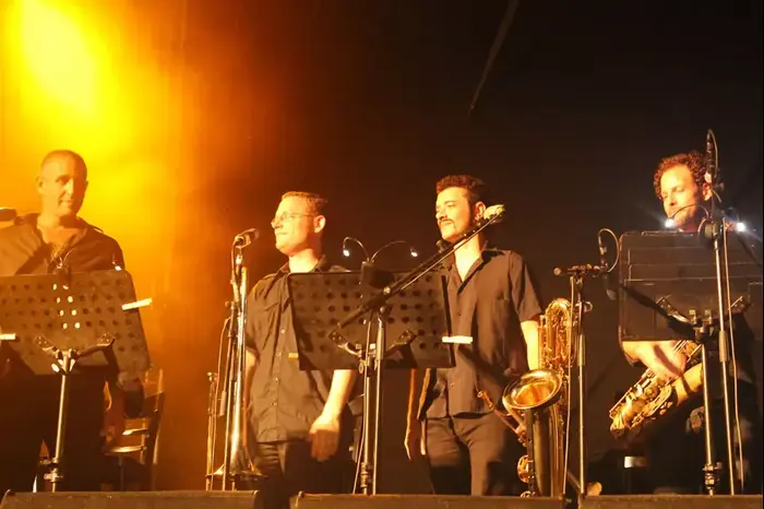 אסף אבידן מופיע בקיסריה (יח"צ , שהר גולובאטי) אסף אבידן מופיע בקיסריה (יח"צ , שהר גולובאטי)