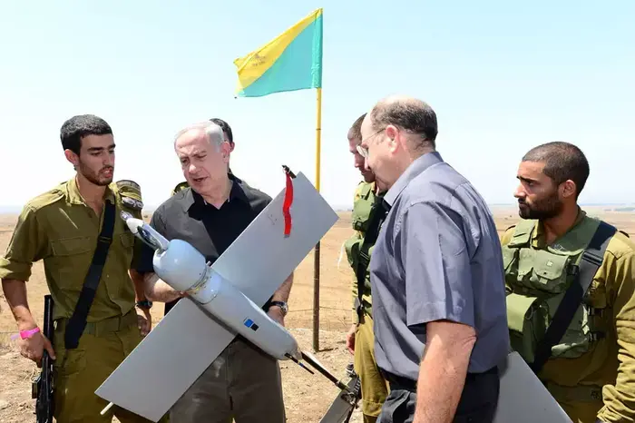 רוה"מ נתניהו ושר הביטחון יעלון בתרגיל של חטיבת גולני ברמת הגולן, יוני 2013 (לשכת העיתונות הממשלתית , קובי גדעון) רוה"מ נתניהו ושר הביטחון יעלון בתרגיל של חטיבת גולני ברמת הגולן, יוני 2013 (לשכת העיתונות הממשלתית , קובי גדעון)
