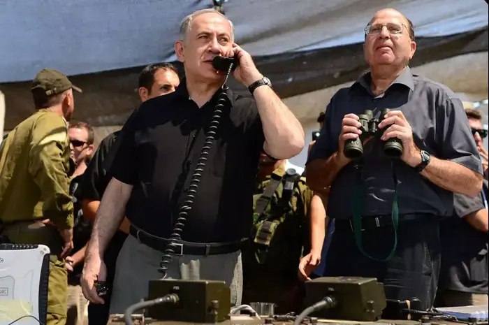 רוה"מ נתניהו ושר הביטחון יעלון בתרגיל של חטיבת גולני ברמת הגולן, יוני 2013 (לשכת העיתונות הממשלתית , קובי גדעון) רוה"מ נתניהו ושר הביטחון יעלון בתרגיל של חטיבת גולני ברמת הגולן, יוני 2013 (לשכת העיתונות הממשלתית , קובי גדעון)