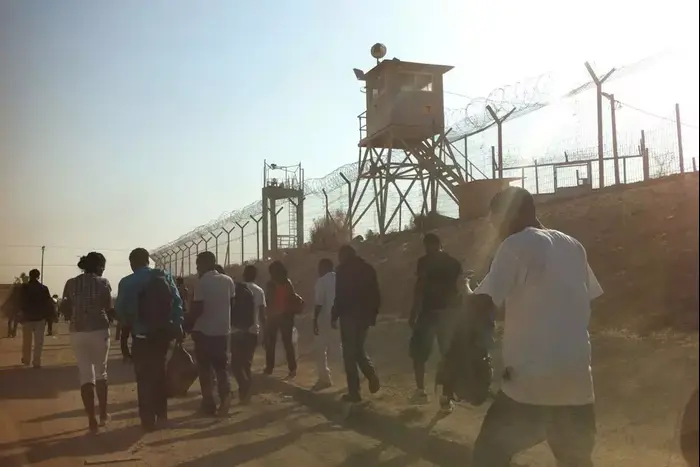 מבקרים במתקן הכליאה "סהרונים" למסתננים ומבקשי מקלט בנגב, מאי 2013 (מערכת וואלה! NEWS , יותם גדרון)