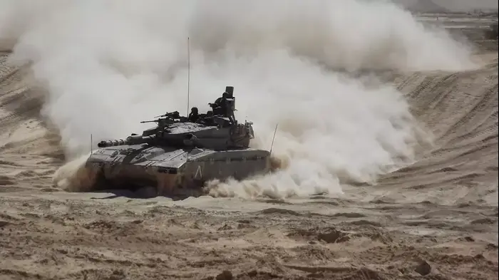 טנק מרכבה בו נמצא קצין שריון ראשי תת אלוף עופר צפריר ובתו ערבה. יולי 2013 (יח"צ , אמיר בוחבוט)