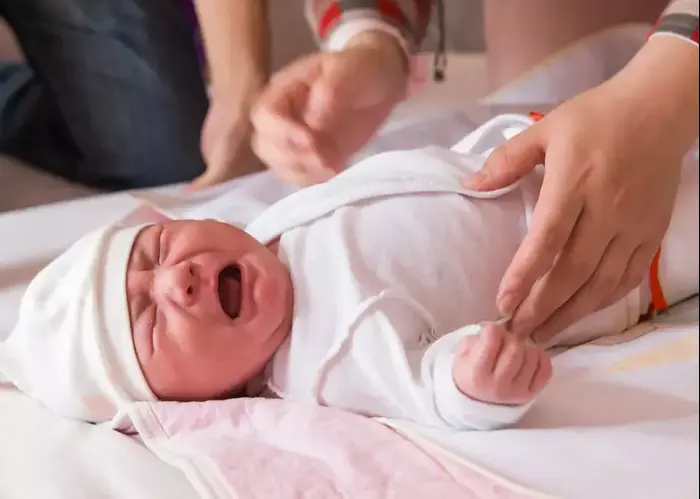 תינוק ניובורן בוכה (ShutterStock) תינוק ניובורן בוכה (ShutterStock)
