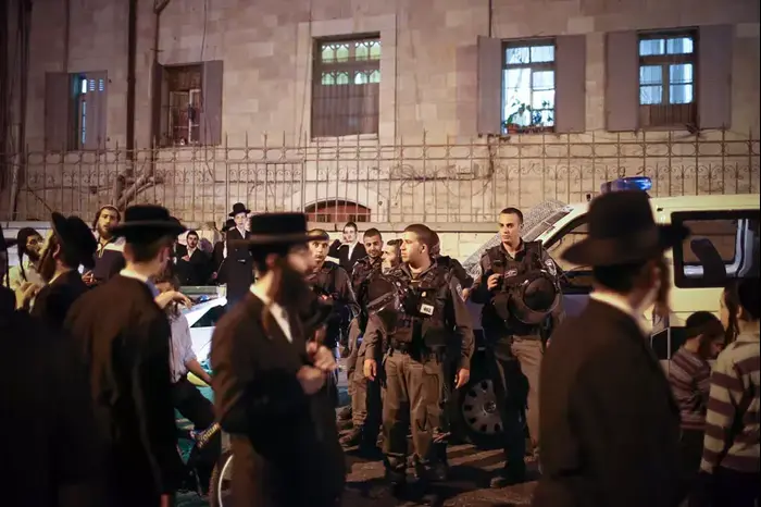 חרדים תקפו חייל חרדי בשכונת מאה שערים בירושלים והתעמתו עם שוטרים (נועם מושקוביץ) חרדים תקפו חייל חרדי בשכונת מאה שערים בירושלים והתעמתו עם שוטרים (נועם מושקוביץ)