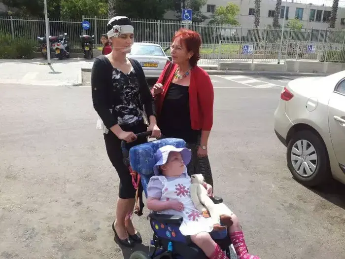 השבת הראשונה של אדל ביטון בביתה מאז שוחררה מבית החולים. יולי 2013 (באדיבות המשפחה) השבת הראשונה של אדל ביטון בביתה מאז שוחררה מבית החולים. יולי 2013 (באדיבות המשפחה)