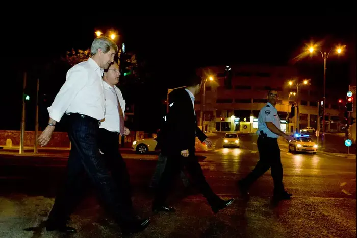 פרנק לוונסטיין וג'ון קרי בביקור בירושלים, יוני 2013 (AP) פרנק לוונסטיין וג'ון קרי בביקור בירושלים, יוני 2013 (AP)