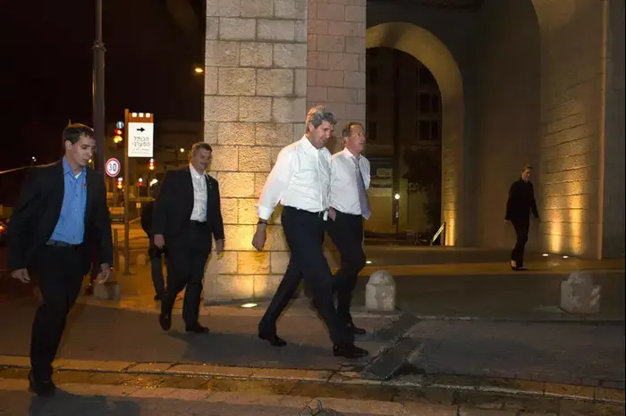פרנק לוונסטיין וג'ון קרי בביקור בירושלים, יוני 2013 (AP) פרנק לוונסטיין וג'ון קרי בביקור בירושלים, יוני 2013 (AP)
