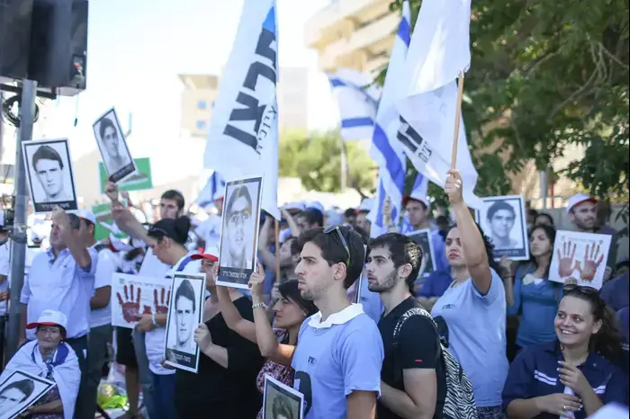הפגנה של משפחות שכולות נגד שחרור מחבלים, הבוקר מול ישיבת הממשלה, יולי 2013 (נועם מושקוביץ) הפגנה של משפחות שכולות נגד שחרור מחבלים, הבוקר מול ישיבת הממשלה, יולי 2013 (נועם מושקוביץ)