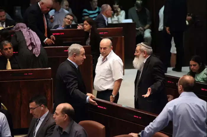 בנימין נתניהו, ניסן סמוליאנסקי ואלי בן דהן בדיון על תקציב המדינה במליאת הכנסת. יולי 2013 (יואב דודקביץ')