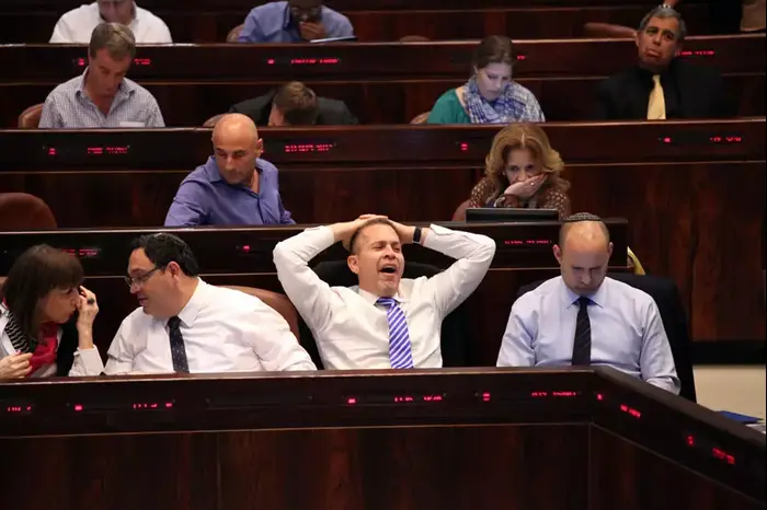 עפר שלח, נפתלי בנט, גלעד ארדן מפהק, שי פירון ולימור לבנת בדיון על תקציב המדינה. (יואב דודקביץ')