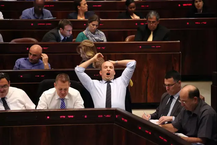 משה (בוגי) יעלון, גדעון סער, נפתלי בנט, גלעד ארדן ועפר שלח בדיון על התקציב בכנסת. יולי 2013 (יואב דודקביץ')