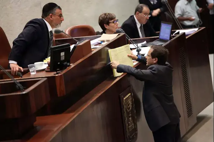 יצחק בוז'י הרצוג במליאת הכנסת בדיון על תקציב המדינה. יולי 2013 (יואב דודקביץ') יצחק בוז'י הרצוג במליאת הכנסת בדיון על תקציב המדינה. יולי 2013 (יואב דודקביץ')