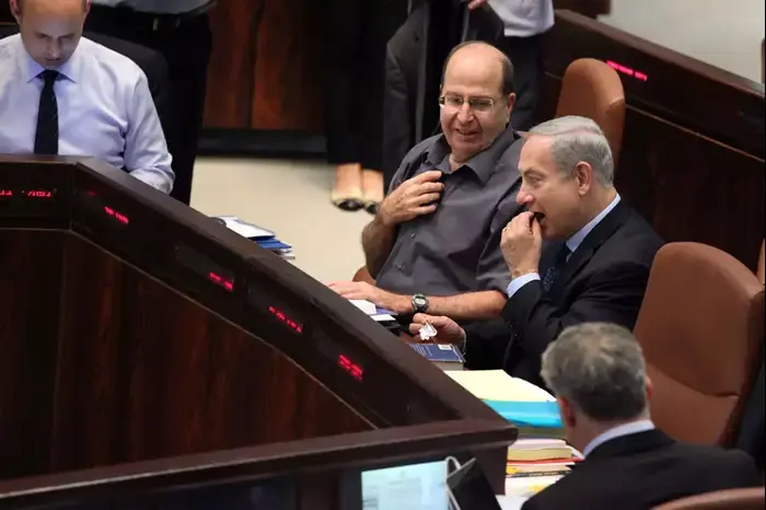 בנימין נתניהו ומשה (בוגי) יעלון בכנסת בדיון על התקציב. יולי 2013 (יואב דודקביץ')