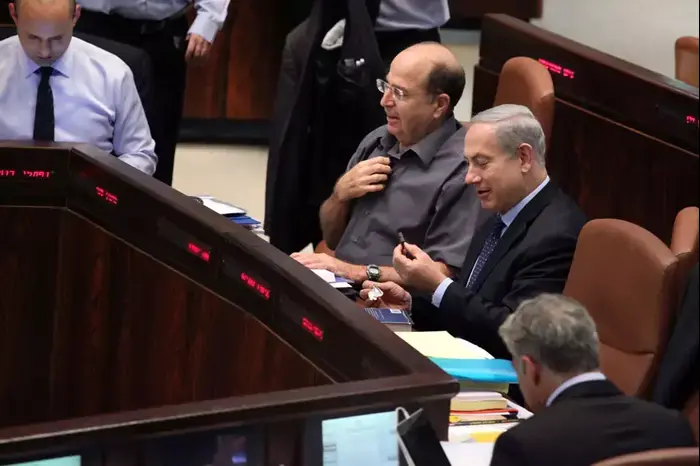 בנימין נתניהו ומשה (בוגי) יעלון בכנסת בדיון על התקציב. יולי 2013 (יואב דודקביץ')