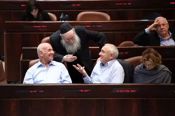 יעל גרמן, יצחק אהרונוביץ', יעקב ליצמן, ויעקב פרי במליאת הכנסת בדיון על התקציב. יולי 2013 (יואב דודקביץ')