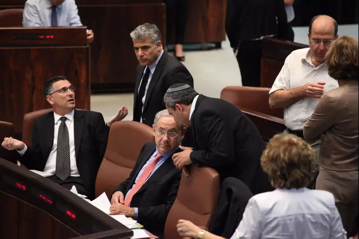 משה (בוגי) יעלון, זאב אלקין, יאיר לפיד, בנימין נתניהו וגדעון סער במליאת הכנסת בדיון על חוק המשילות (יואב דודקביץ') משה (בוגי) יעלון, זאב אלקין, יאיר לפיד, בנימין נתניהו וגדעון סער במליאת הכנסת בדיון על חוק המשילות (יואב דודקביץ')
