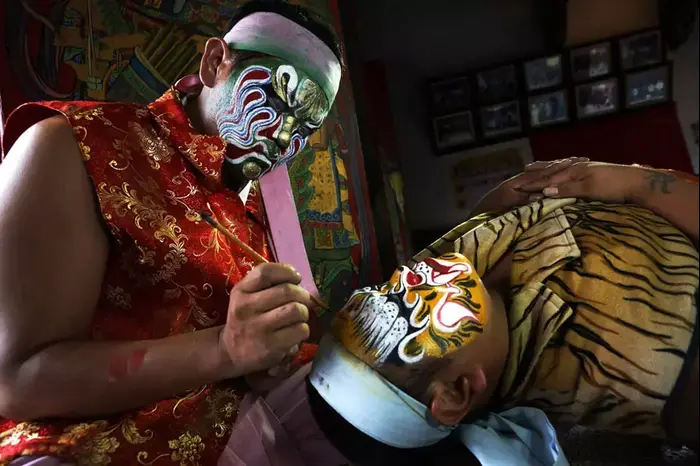 צובעי פנים בטאייוון. (אתר רשמי , national geographic
Chan Kwok Hung) צובעי פנים בטאייוון. (אתר רשמי , national geographic
Chan Kwok Hung)