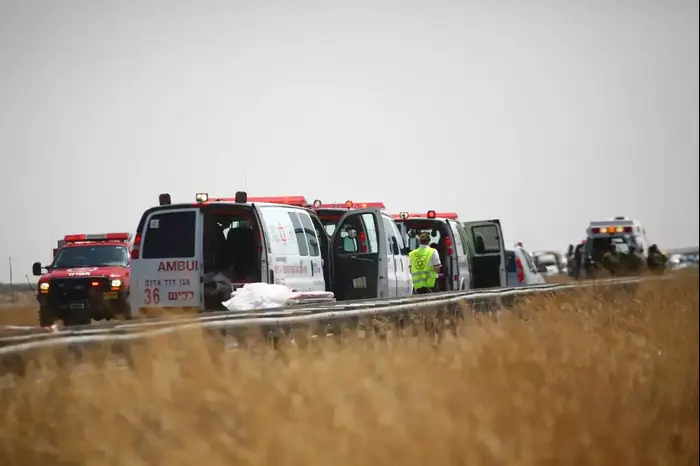 תאונה קטלנית בין אוטובוס למשאית במחלף שורק בכביש 6, אוגוסט 2013 (יותם רונן) תאונה קטלנית בין אוטובוס למשאית במחלף שורק בכביש 6, אוגוסט 2013 (יותם רונן)
